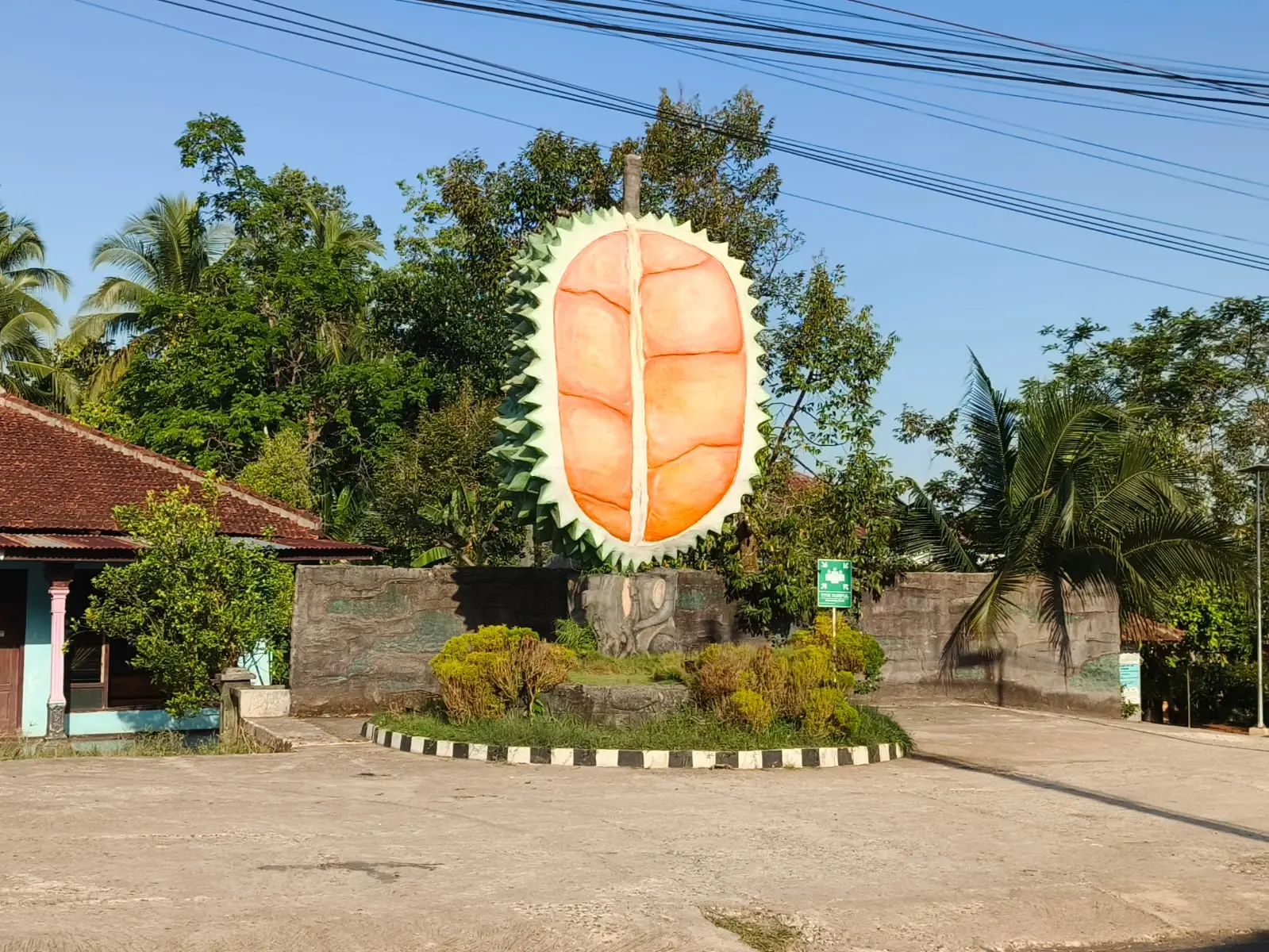 Tugu Duren Alasmalang, yang menjadi unggulan di desa ini. (CilacapToday)