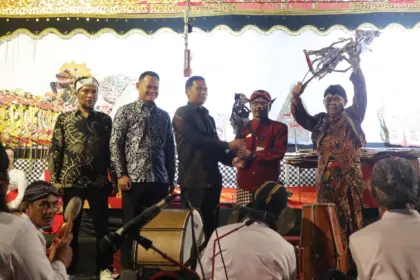 Bupati Purbalingga Fahmi menghadiri Pagelaran Wayang Kulit bersama Ki Dalang Ada Subarkat di Lapangan Desa Jambudesa, Kecamatan Karanganyar, Sabtu (20/6/2026) malam.(Foto: Prokompim Purbalingga)