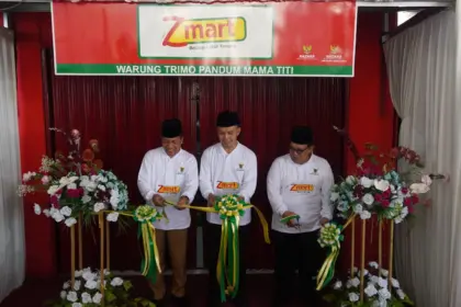 Kepala Disindsgkop UMKM Purbalingga bersama Wakil Ketua IV Baznas Provinsi Jawa Tengah, Sholahuddin Aly saat membuka gerai Zmart, Selasa, 9 Juni 2026. (Foto: Humas Pemkab Purbalingga)
