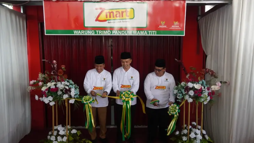 Kepala Disindsgkop UMKM Purbalingga bersama Wakil Ketua IV Baznas Provinsi Jawa Tengah, Sholahuddin Aly saat membuka gerai Zmart, Selasa, 9 Juni 2026. (Foto: Humas Pemkab Purbalingga)