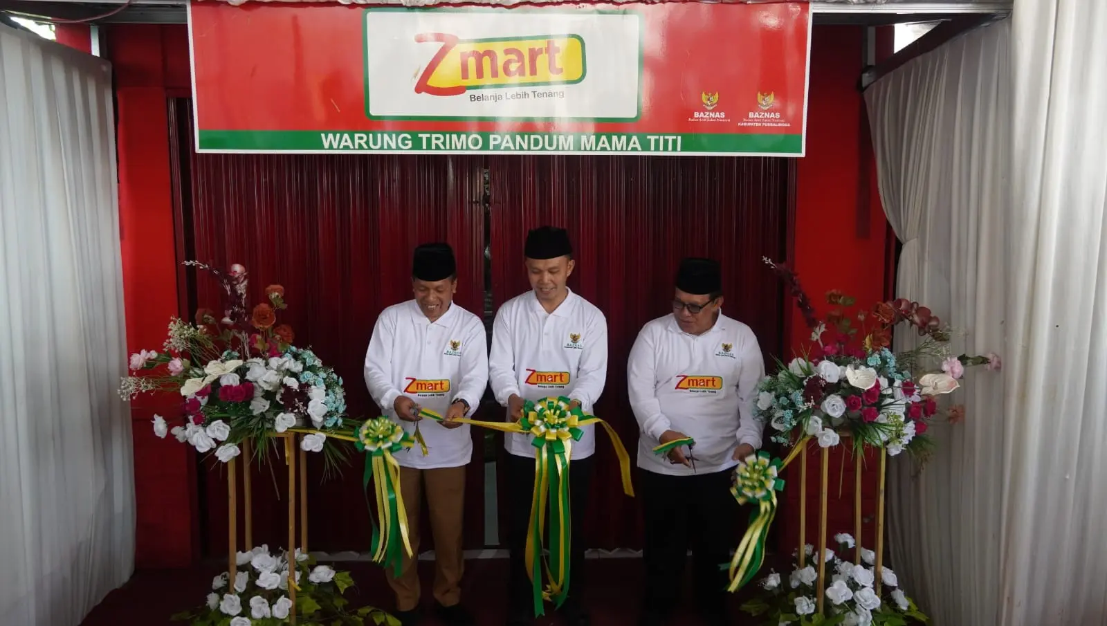 Kepala Disindsgkop UMKM Purbalingga bersama Wakil Ketua IV Baznas Provinsi Jawa Tengah, Sholahuddin Aly saat membuka gerai Zmart, Selasa, 9 Juni 2026. (Foto: Humas Pemkab Purbalingga)